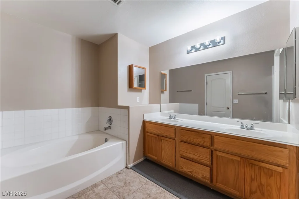 7908 Constantinople, Las Vegas, NV 89129
