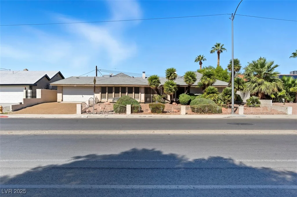 1870 Viking, Las Vegas, NV 89169