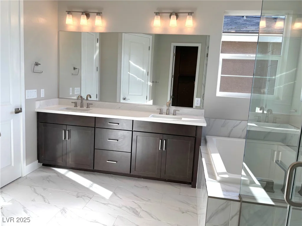 8518 Brian Strange, Las Vegas, NV 89113