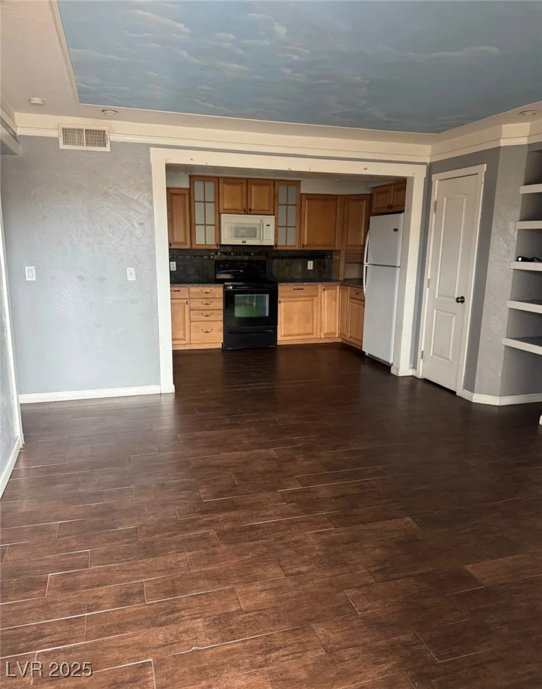 585 Royal Crest, Las Vegas, NV 89169