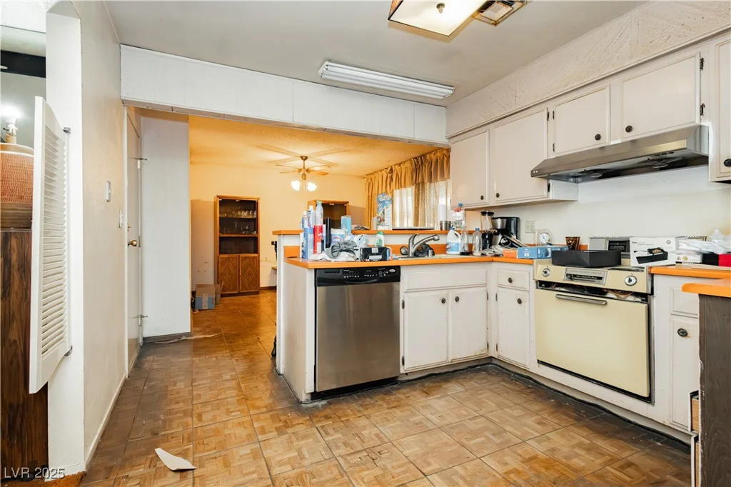 425 Blue River, Las Vegas, NV 89107