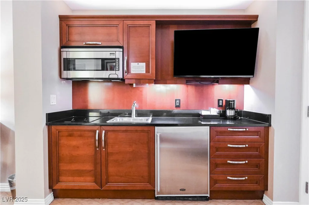 125 HARMON, Las Vegas, NV 89109