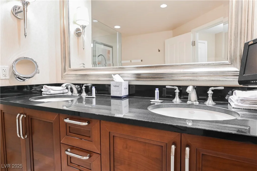 125 HARMON, Las Vegas, NV 89109