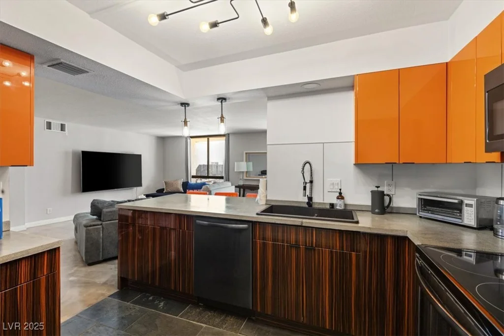 3930 University Center, Las Vegas, NV 89119