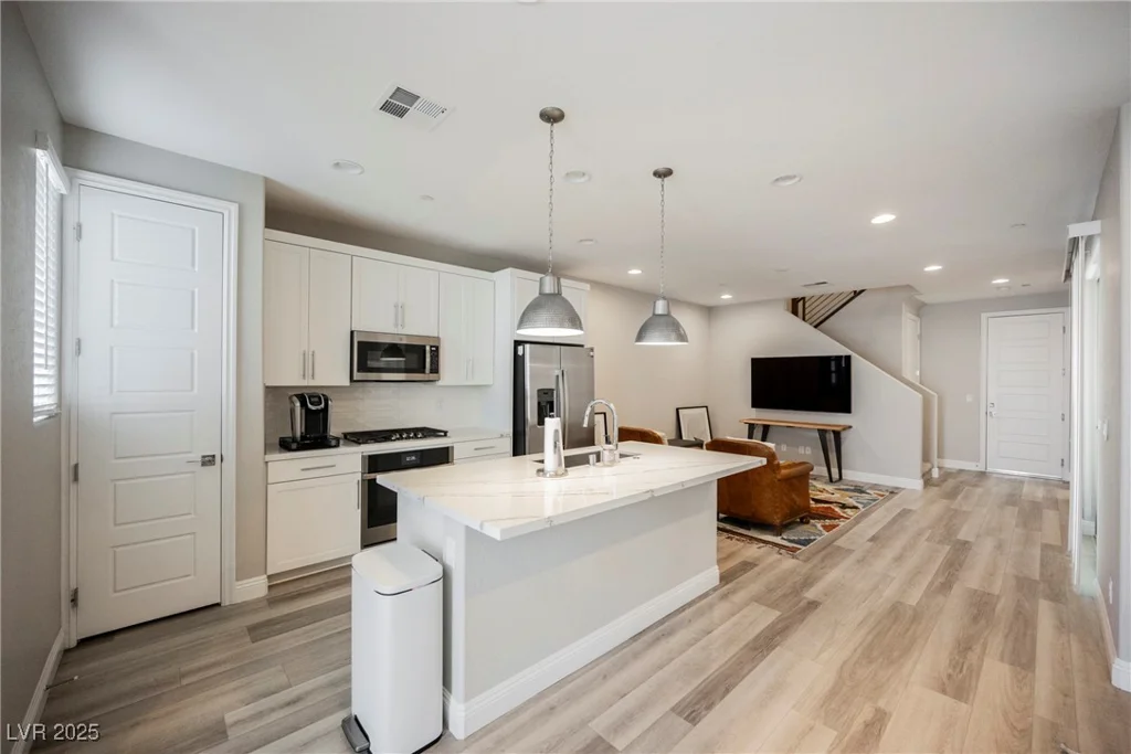 11676 Hamilton Lake, Las Vegas, NV 89138