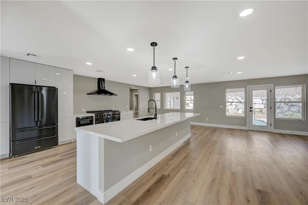 909 Rhyolite, Henderson, NV 89011