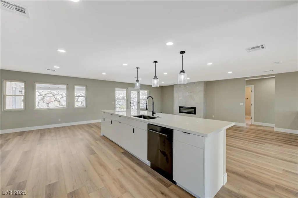 909 Rhyolite, Henderson, NV 89011