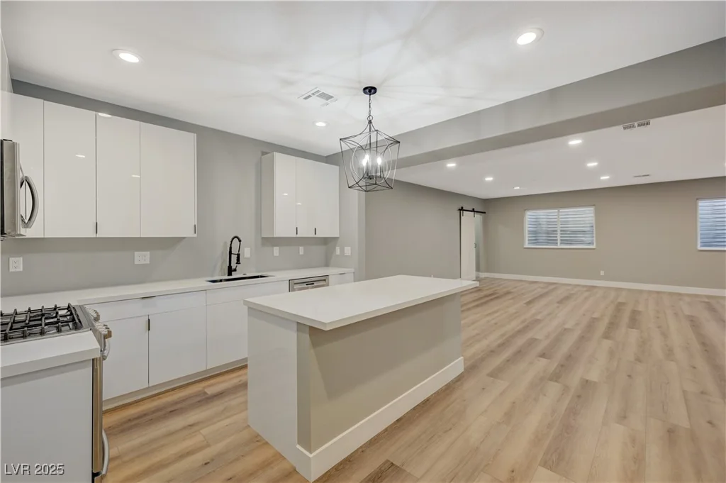 909 Rhyolite, Henderson, NV 89011