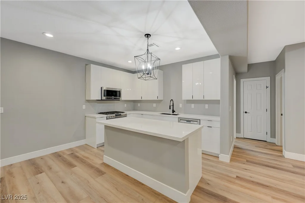 909 Rhyolite, Henderson, NV 89011