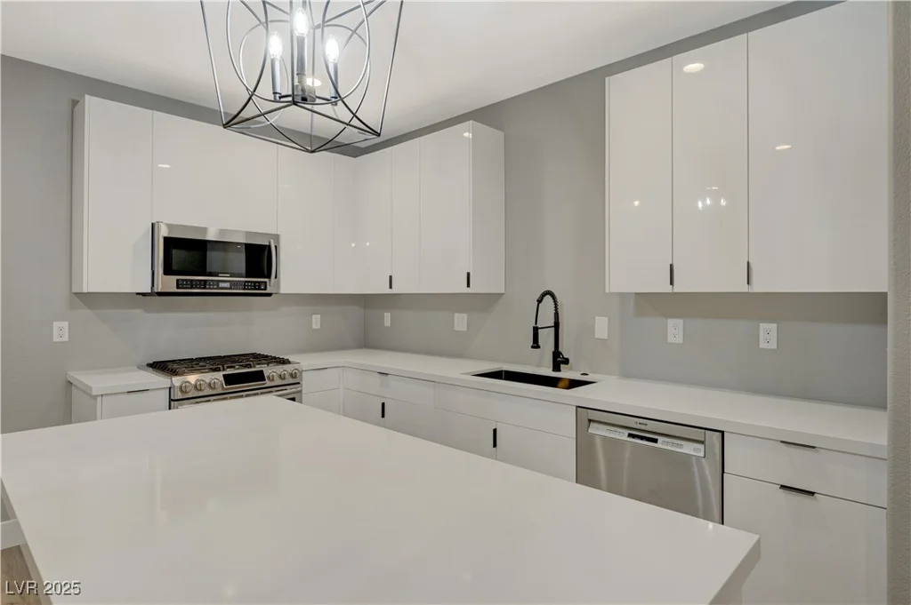 909 Rhyolite, Henderson, NV 89011