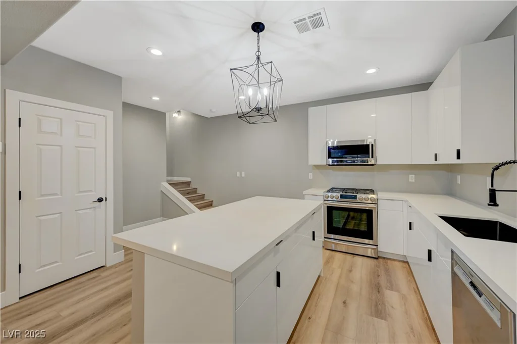 909 Rhyolite, Henderson, NV 89011