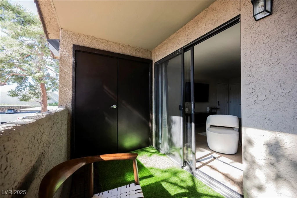 2451 Rainbow, Las Vegas, NV 89108
