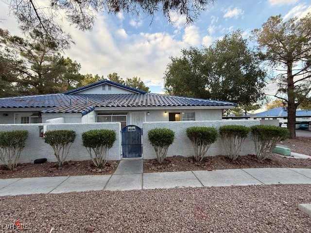 2121 Chertsey, Las Vegas, NV 89108