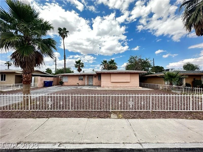 2013 Bracken, Las Vegas, NV 89104