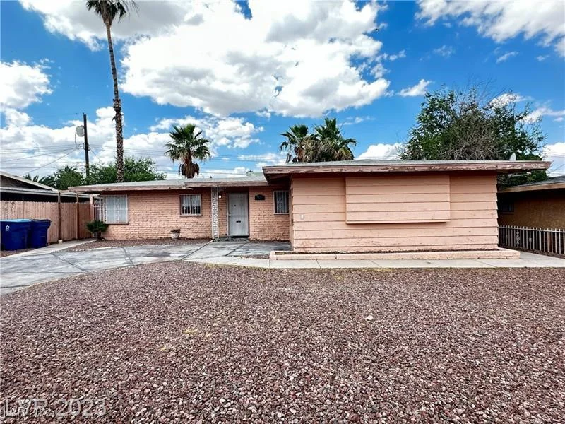 2013 Bracken, Las Vegas, NV 89104