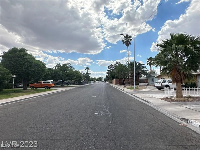 2013 Bracken, Las Vegas, NV 89104