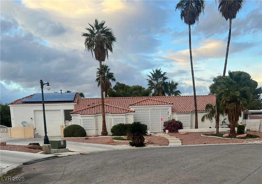6325 Woodstock, Las Vegas, NV 89118