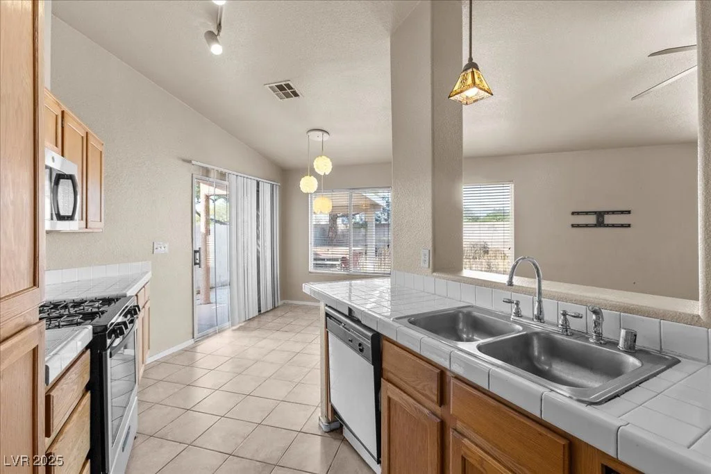 5223 Portland, North Las Vegas, NV 89031