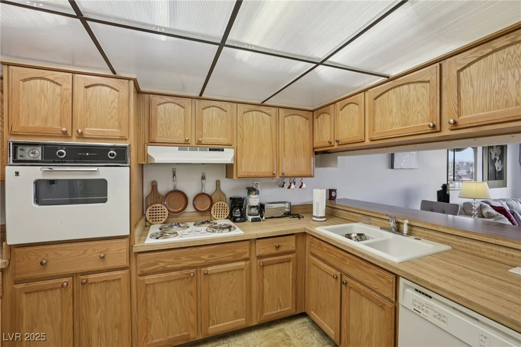 750 Royal Crest, Las Vegas, NV 89169