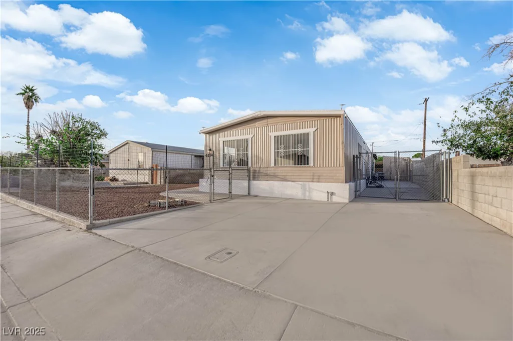 6274 Great Smoky, Las Vegas, NV 89156