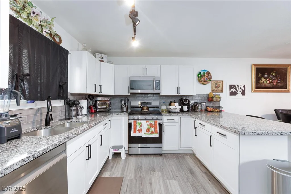 4305 Vegas Valley, Las Vegas, NV 89121