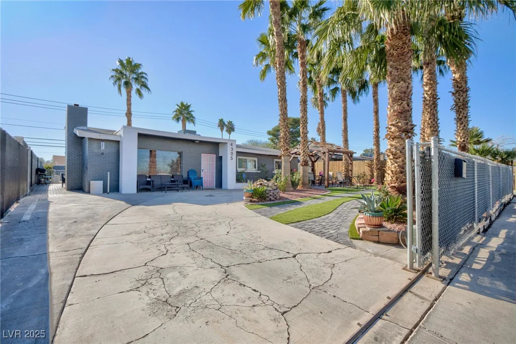 4305 Vegas Valley, Las Vegas, NV 89121