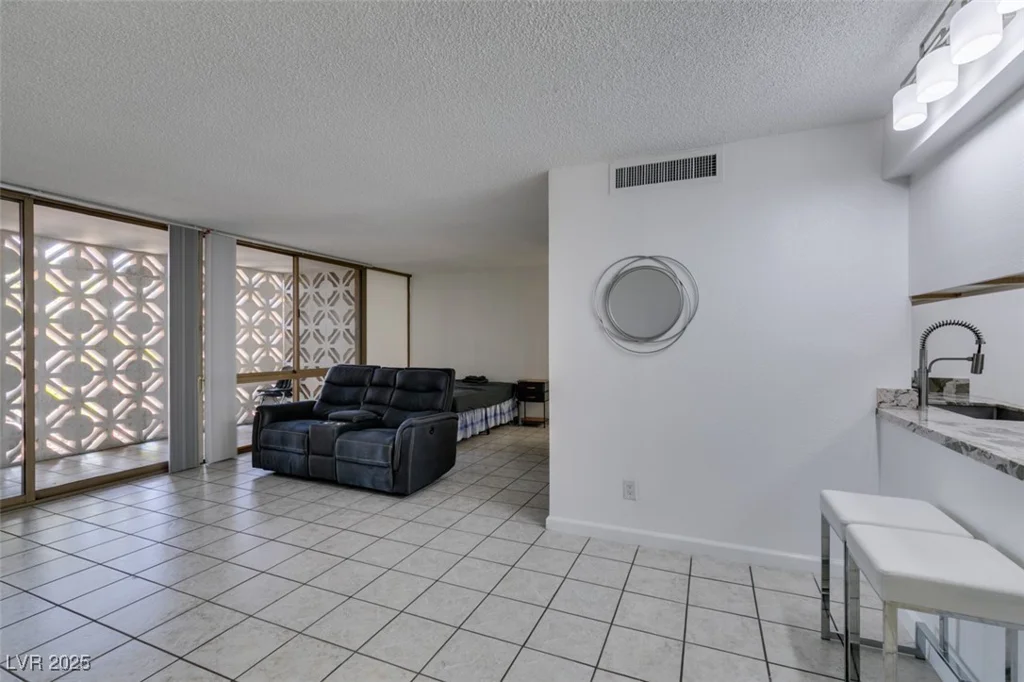 205 Harmon, Las Vegas, NV 89169