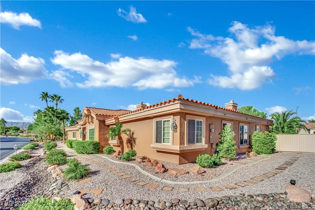 8016 Golfers Oasis, Las Vegas, NV 89149