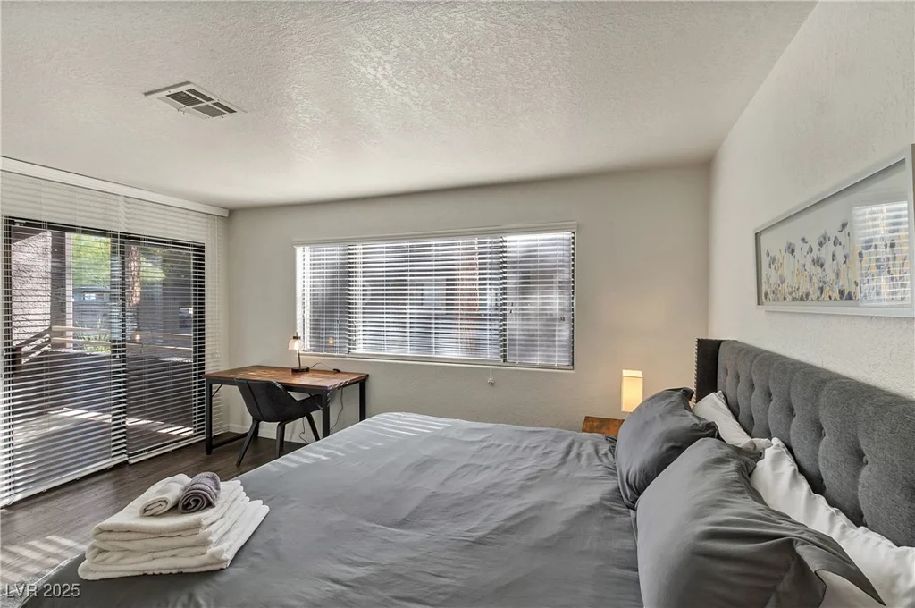 5042 Rainbow, Las Vegas, NV 89118