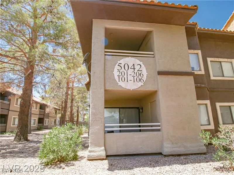 5042 Rainbow, Las Vegas, NV 89118