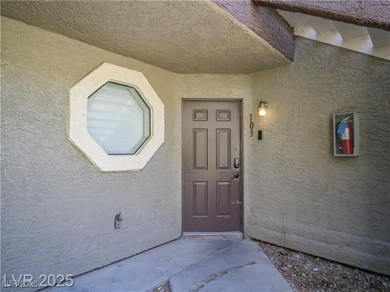 5042 Rainbow, Las Vegas, NV 89118