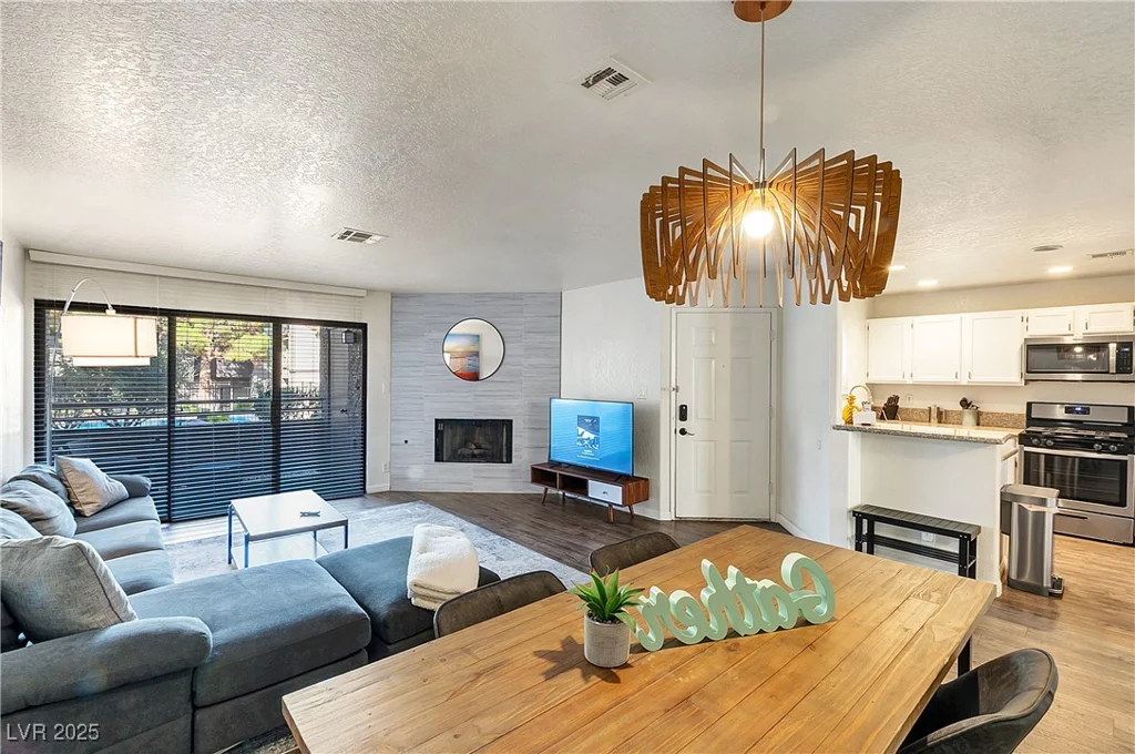 5042 Rainbow, Las Vegas, NV 89118