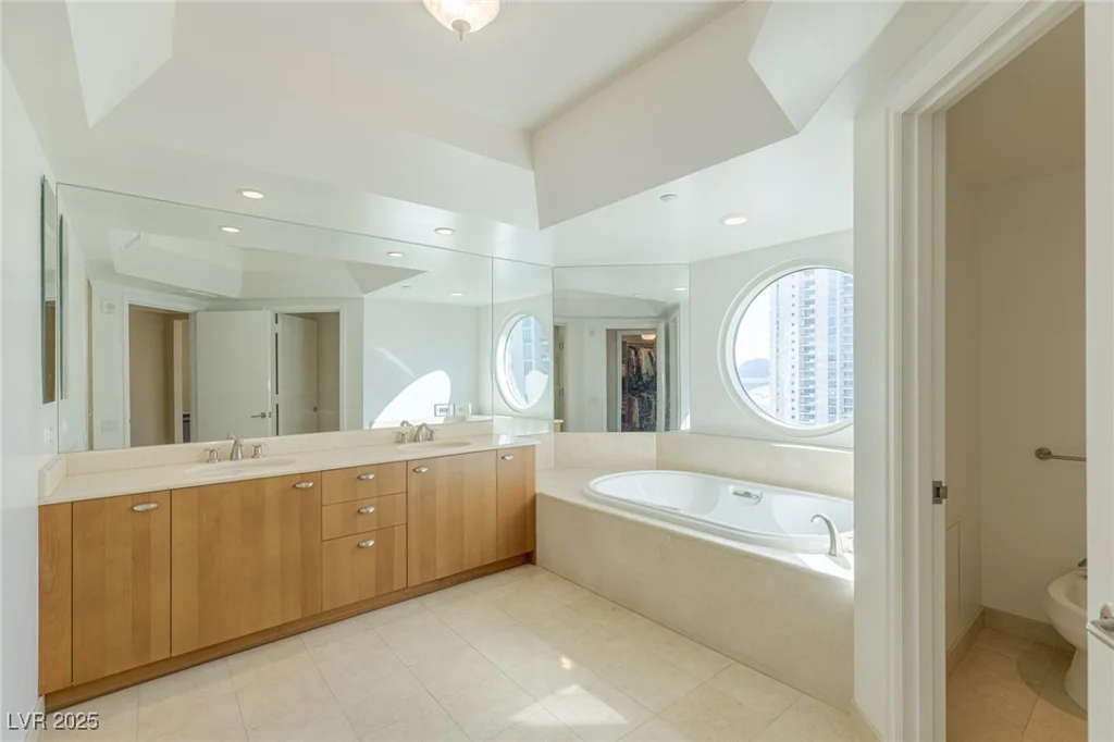 2777 Paradise, Las Vegas, NV 89109