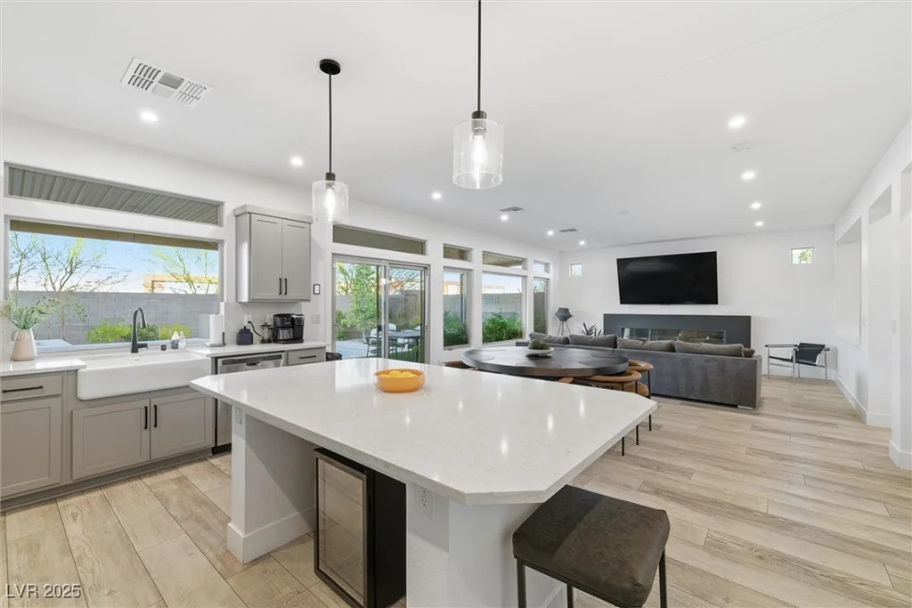 7110 Moss Hill, Las Vegas, NV 89113