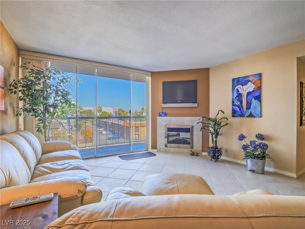 725 Royal Crest, Las Vegas, NV 89169