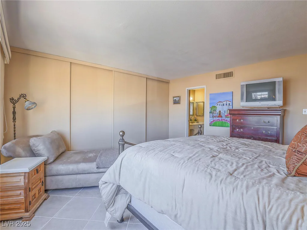 725 Royal Crest, Las Vegas, NV 89169