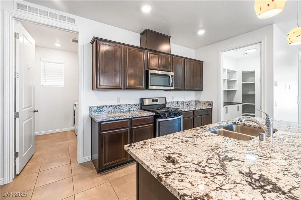 6704 Millbury, North Las Vegas, NV 89086