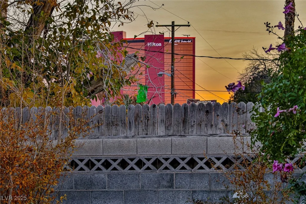 1512 Inverness, Las Vegas, NV 89102