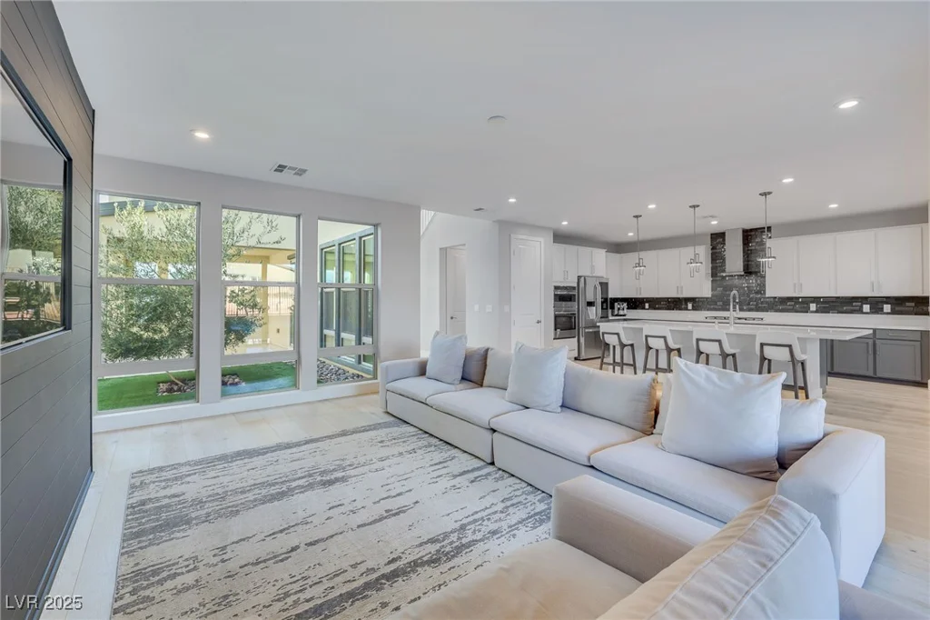 10280 Midnight Meteor, Las Vegas, NV 89166