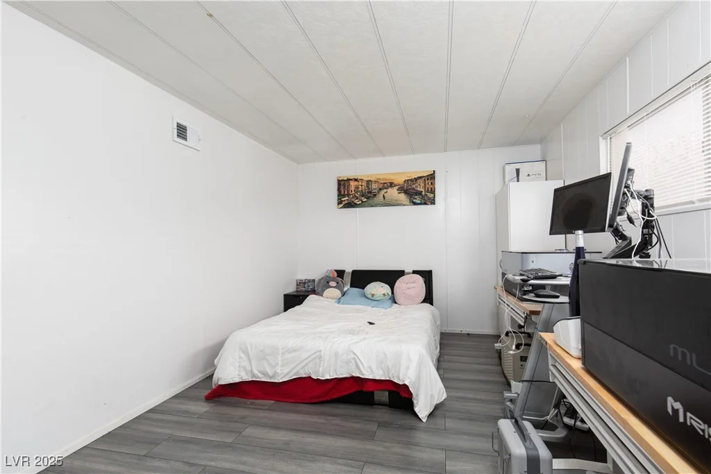 330 Sir Richard East, Las Vegas, NV 89110