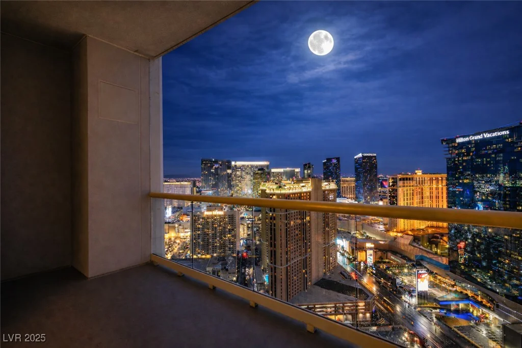 135 HARMON, Las Vegas, NV 89109