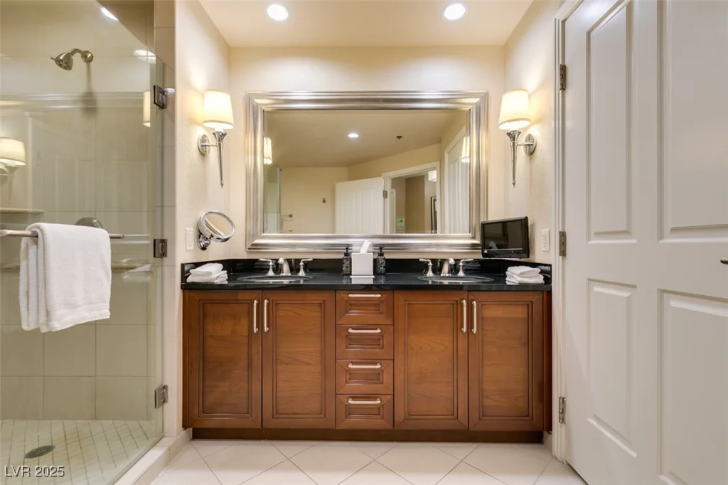 135 HARMON, Las Vegas, NV 89109