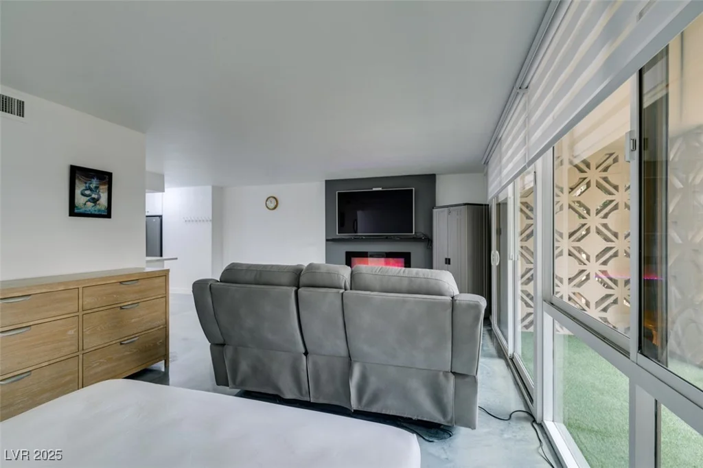 205 Harmon, Las Vegas, NV 89169