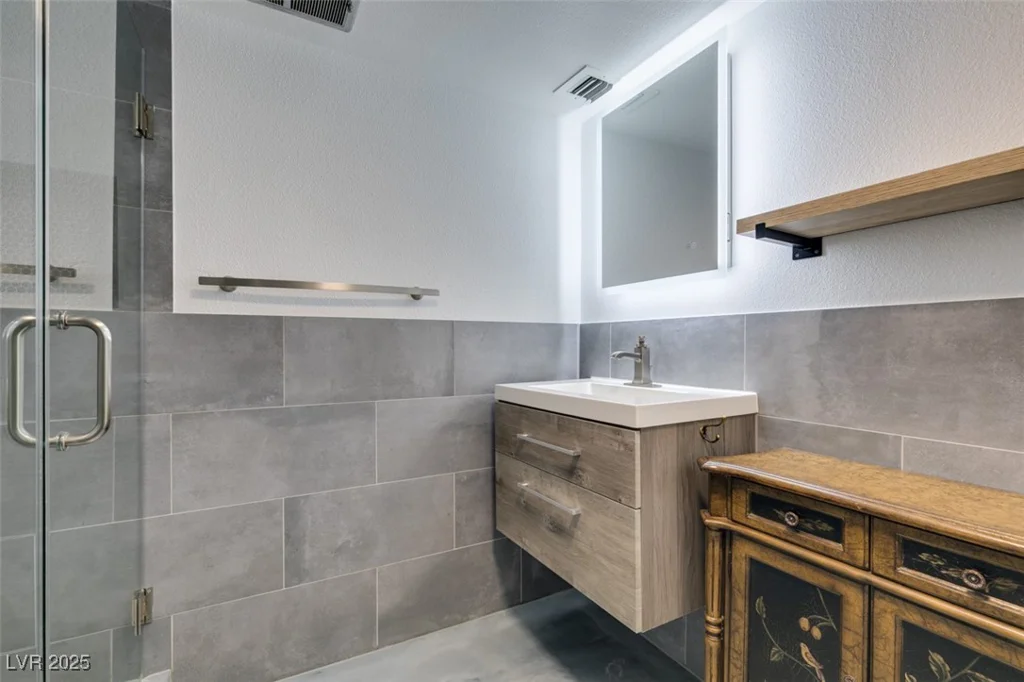 205 Harmon, Las Vegas, NV 89169