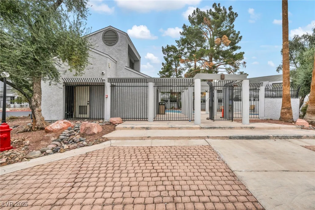 5670 Vineyard, Las Vegas, NV 89110