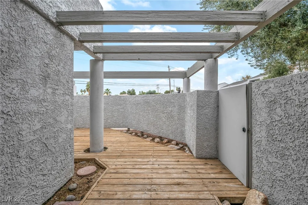 5670 Vineyard, Las Vegas, NV 89110