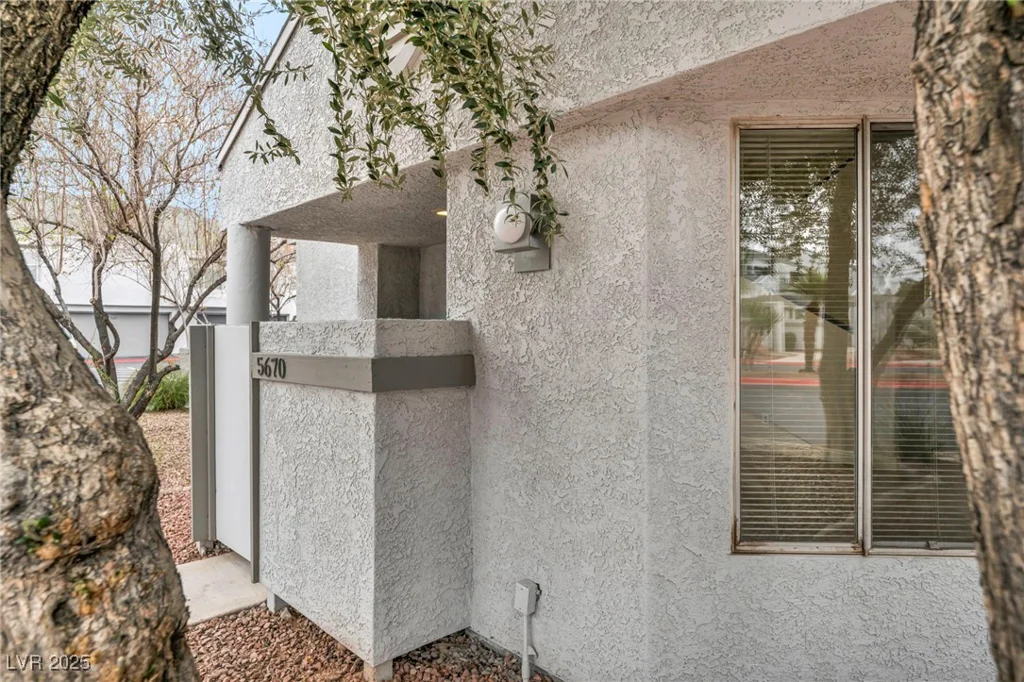 5670 Vineyard, Las Vegas, NV 89110
