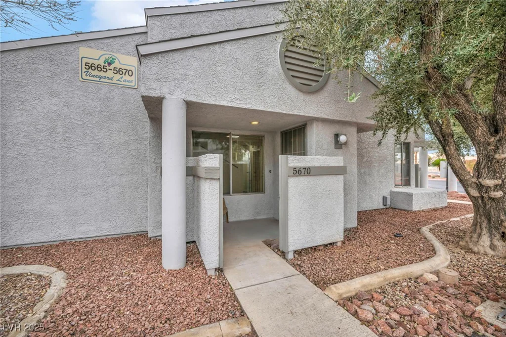5670 Vineyard, Las Vegas, NV 89110