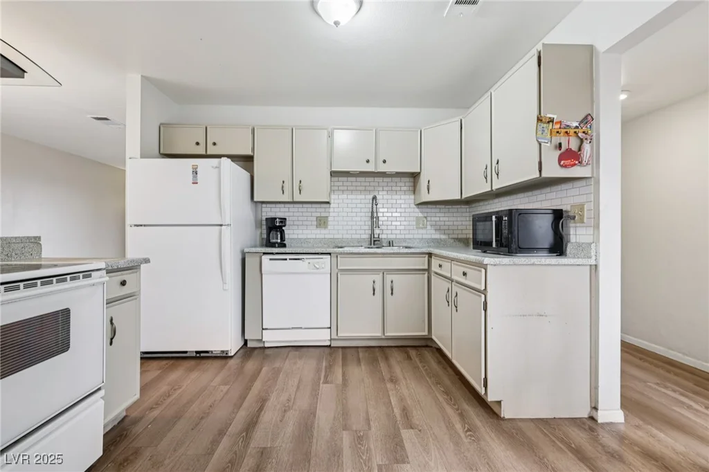 6912 Singing Dunes, Las Vegas, NV 89145