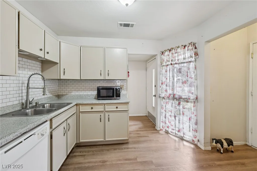 6912 Singing Dunes, Las Vegas, NV 89145